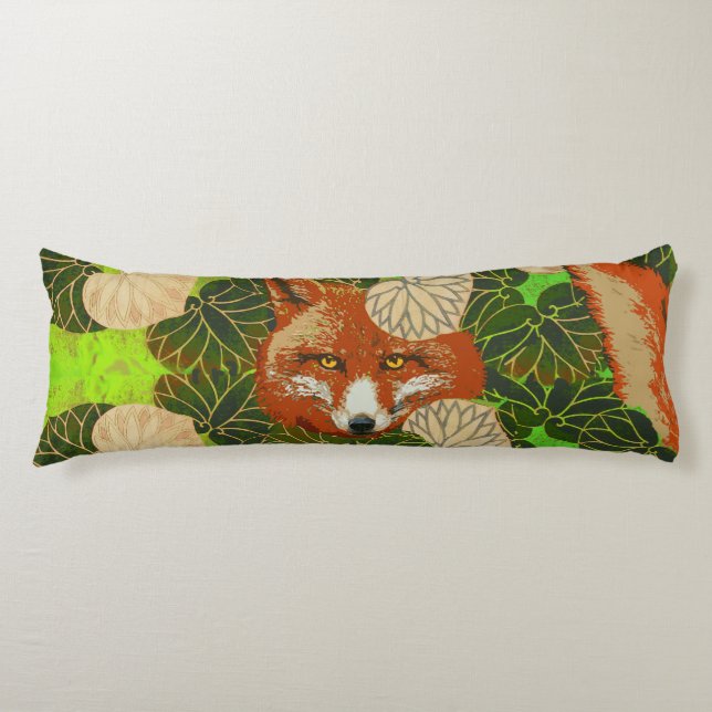 COUSSINS LONGS FOX ROUGE PARMI LES FEUILLES VERTS ET LE FOLIAGE (Devant)
