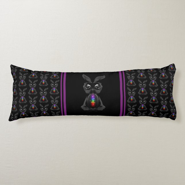 Coussins Longs Joli lapin noir avec Soul arc-en-ciel Chakra (Devant)