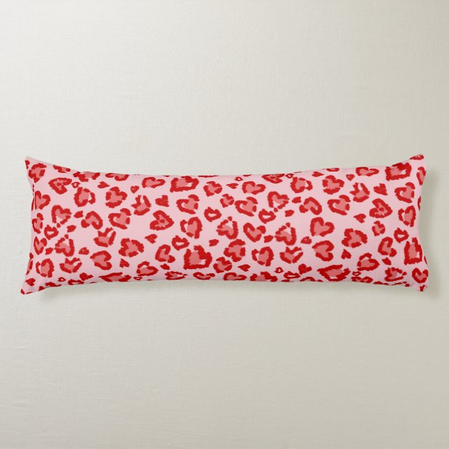 Coussins Longs Motif léopard des coeurs en rouge sur blush (Devant)