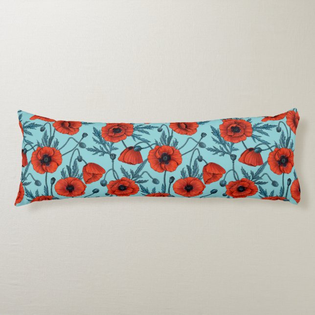 Coussins Longs Poppies, rouge et bleu sur le bleu de la piscine (Devant)