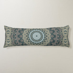 Coussins Longs Taupe et Mandala Turquoise avec symétrie tribale