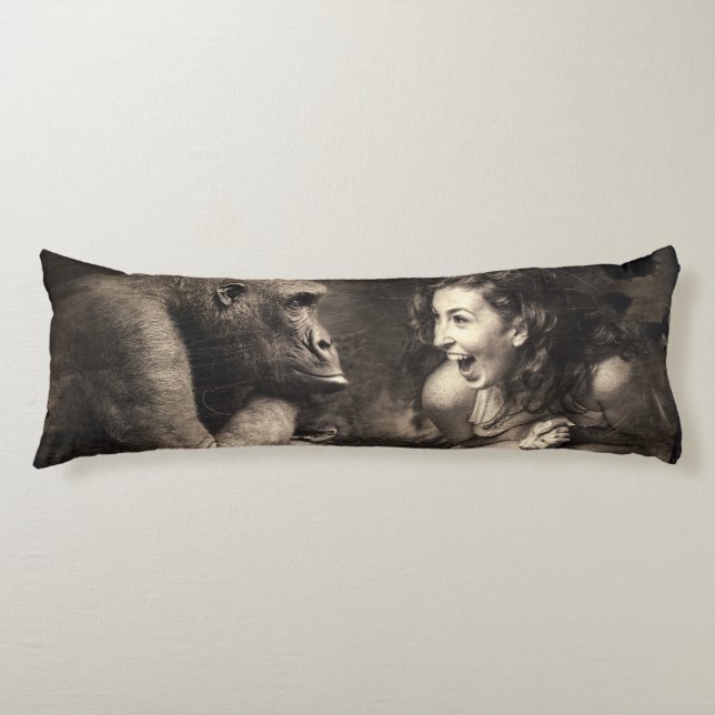 Coussins Longs Une Femme Qui Fait De Gorilla Rire (Devant)