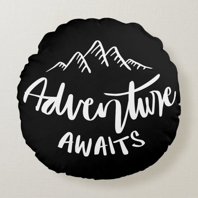 Coussins Ronds Adventure Awaits Mountain Quote (Devant)