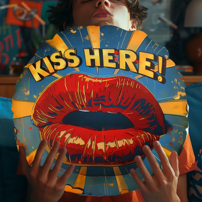 Coussins Ronds Amusant Retro Pop Art 'Kiss Here!' (Funny Comic Style Retro "Kiss Here" Pop-Art Round Pillow)