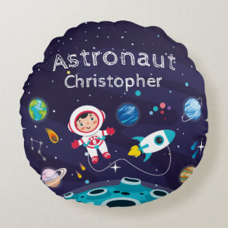 Coussins Ronds Astronaut child on the moon, monogrammed name