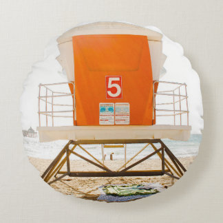 Coussins Ronds Bassin orange et blanc devant le rivage