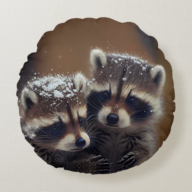 Coussins Ronds Bébé Raccoons se blottit dans la neige tombante (Devant)