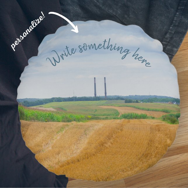 Coussins Ronds Cheminées d'usine avec champ jaune (Créateur téléchargé)