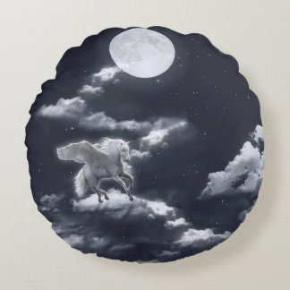 Coussins Ronds Cheval ailé blanc : ciel illuminé par la lune.