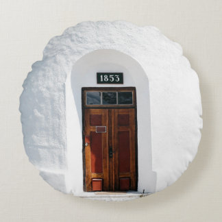 COUSSINS RONDS CLOSED 1852 WOODEN DOOR AT DAYTIME