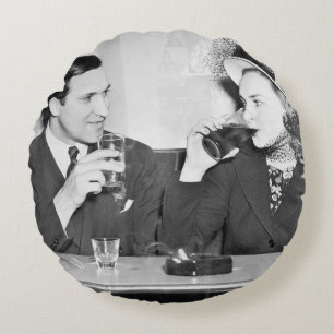 Coussins Ronds Couple assis ensemble dans un restaurant flirtant 