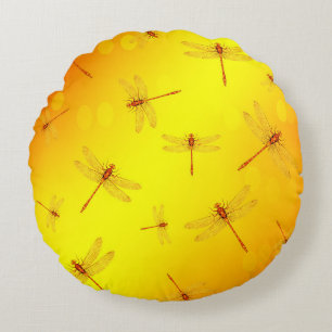 Coussins Ronds Des libellules jaunes dorées volent,