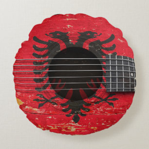 Coussins Ronds Drapeau albanais sur la vieille guitare acoustique