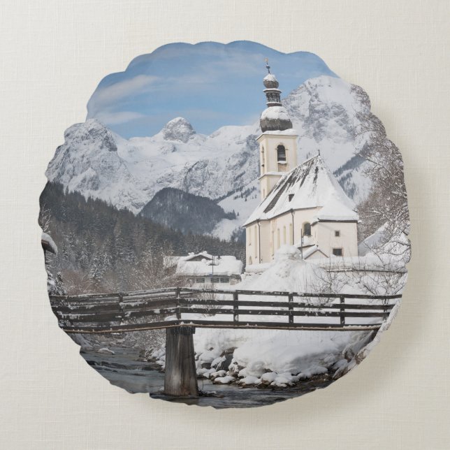 Coussins Ronds Église dans la neige avec les Alpes en hiver (Devant)