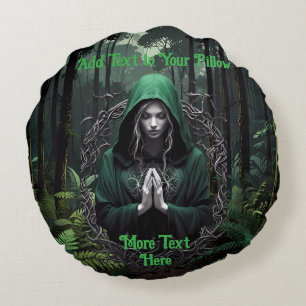 Coussins Ronds Figure mystique verte dans moody Woods prier