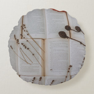 Coussins Ronds Fleurs séchées sur les livres