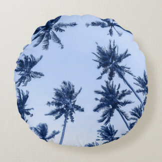 Coussins Ronds Hauts palmiers, ciel bleu clair.