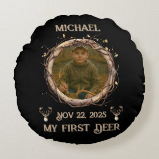 Coussins Ronds Hunter's "My First Deer" with Name, Date & Photo