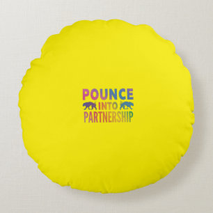 Coussins Ronds Impression de mots "Pounce into Partnership" multi