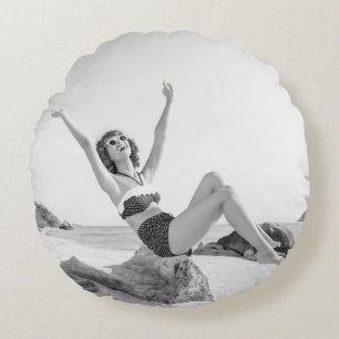 Coussins Ronds Jeune femme attirante en bikini sur la plage