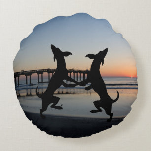 Coussins Ronds Joyeux chiens de danse sur la plage