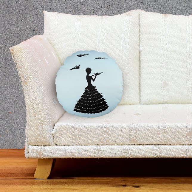 Coussins Ronds Lettre d'amour vintage Lady Silhouette Doses (black silhouette lady in ruffled dress love letter black doves on light blue decorative pillow.)