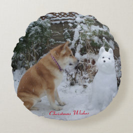 Coussins Ronds mignon akita assis avec le chien de neige