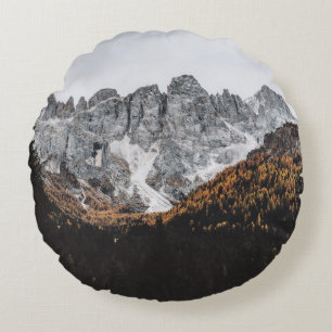 COUSSINS RONDS MONTAGNE ROCHEUSE GRISE AVEC DES ARBRES EN DESSOUS