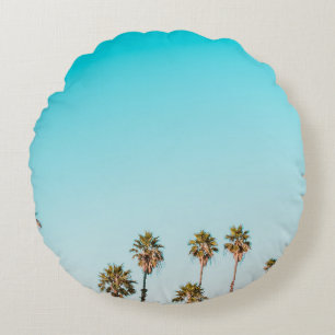 COUSSINS RONDS PALMIERS VERTS ET BROWN SOUS UN CIEL BLEU CLAIR