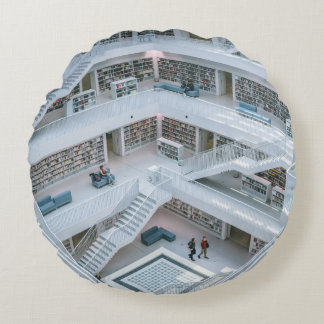 COUSSINS RONDS PERSONNES MARCHANT À L'INTÉRIEUR DE LA BIBLIOTHÈQU