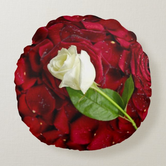 Coussins Ronds Rose blanc sur les pétales rouges (Devant)