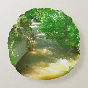 Coussins Ronds Ruisseau sous les arbres