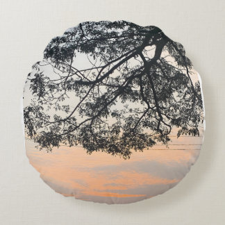 Coussins Ronds Silhouette d'arbre esthétique sur fond de coucher 