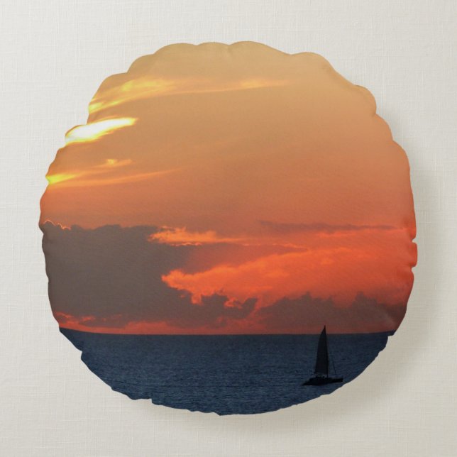 Coussins Ronds Sunset Clouds and Sailboat Seascape (Devant)