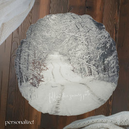 Coussins Ronds Traverser une forêt d'hiver enneigée