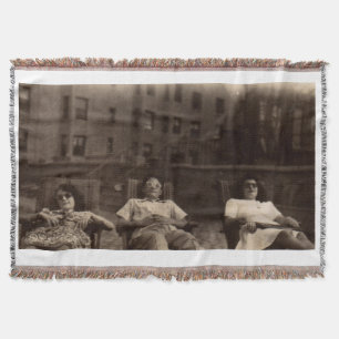 Couverture Années 1940 trois personnes se relaxer sur le toit
