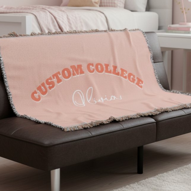 Couverture de nom de collège personnalisé Retro Bo (Stay cozy in your college dorm with this Orange Retro Bold Custom College Name Blanket!)