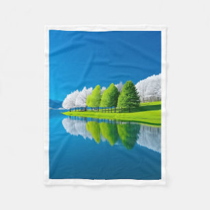 Couverture en polaire d'arbres au bord du lac vert