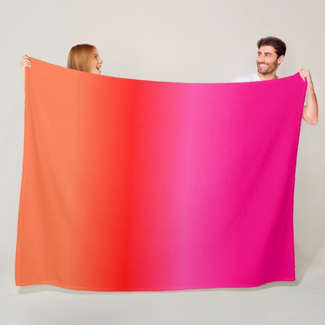 Couverture en polaire rose, rouge et orange (En situation)