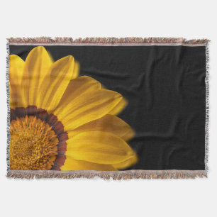 Couverture Fleur jaune sur arrière - plan noir