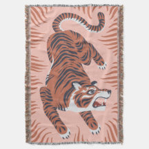 Le tigre du Bengale sur la poule rose