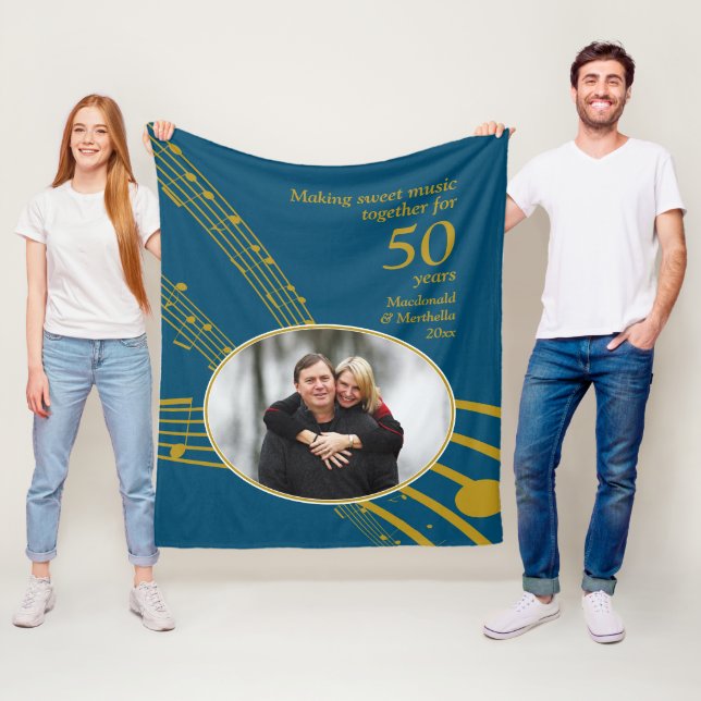 Couverture Polaire 50e anniversaire Mariage d'or FAÇONNANT LA MUSIQUE (En situation)