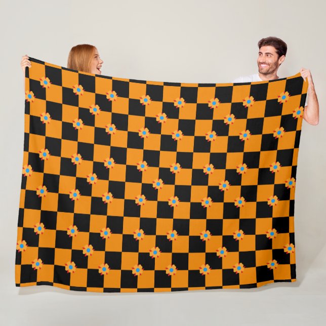 Couverture Polaire à damiers fleurs orange et noir (En situation)