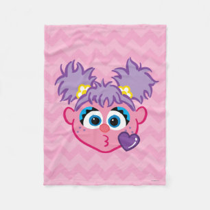 Couverture Polaire Abby Face Jetant un baiser