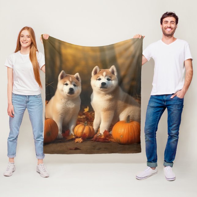 Couverture Polaire Akita Puppy Citrouille d'automne (En situation)