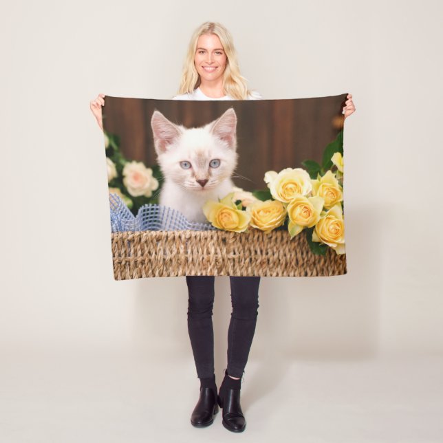 Couverture Polaire Animaux de bébés cutest | Roses chats et jaunes (En situation)