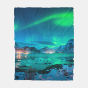 Couverture Polaire Aurora borealis sur la côte de la mer, montagne en
