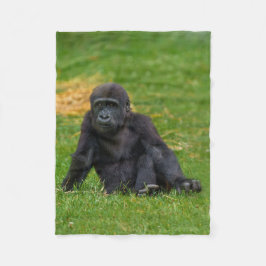 Couverture Polaire Baby Gorilla Assis Dans L'Herbe