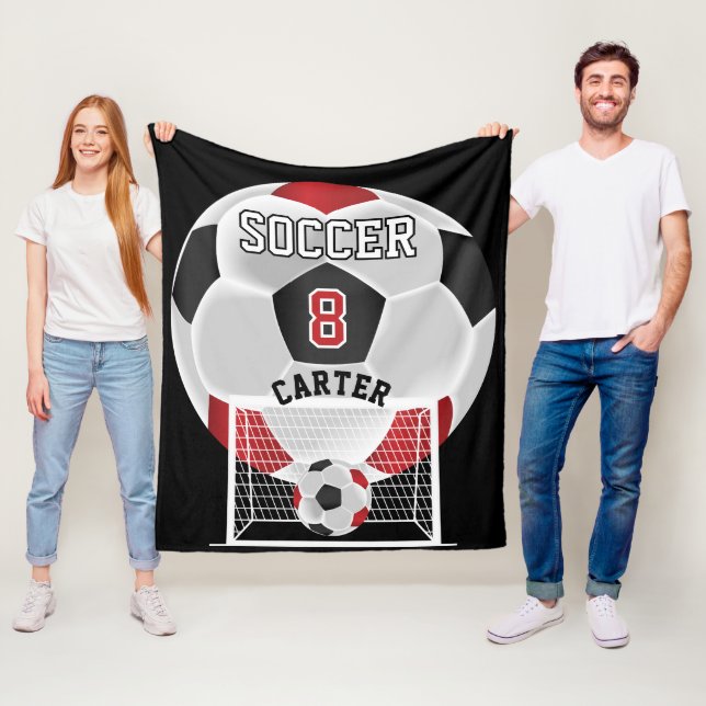Couverture Polaire Balle de football - Rouge, Blanc et Noir (En situation)