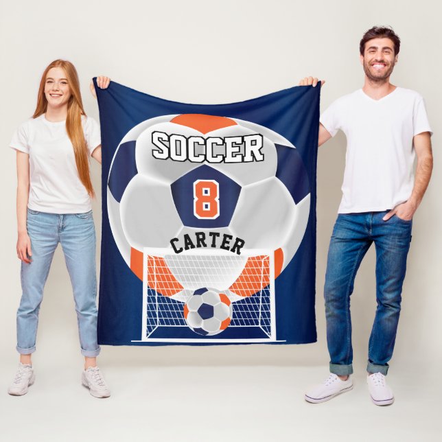 Couverture Polaire Balle ⚽ Football - Orange, Blanc et Bleu (En situation)